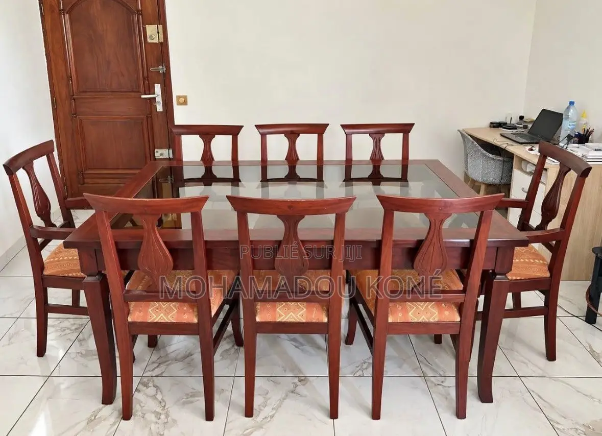 À Vendre – Belle Table À Manger + 8 Chaises