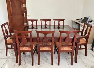 À Vendre – Belle Table À Manger + 8 Chaises