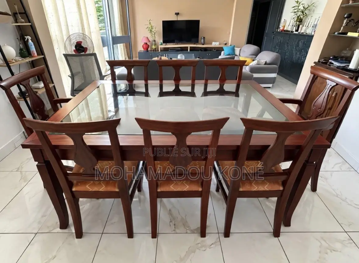 À Vendre – Belle Table À Manger + 8 Chaises