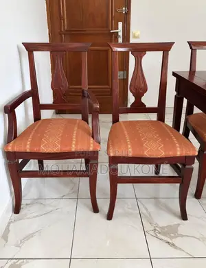 À Vendre – Belle Table À Manger + 8 Chaises