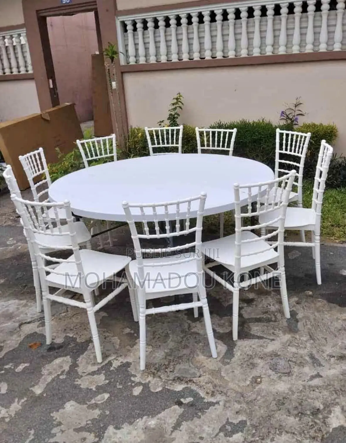 Une Table À Avec 10 Chaises