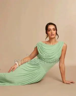 Robe Élégante Et Séduisante Avec Cape