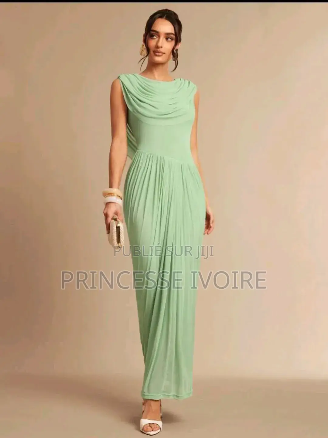 Robe Élégante Et Séduisante Avec Cape