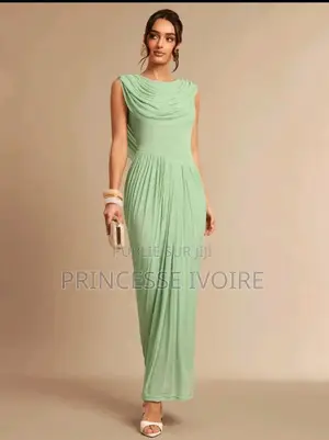 Robe Élégante Et Séduisante Avec Cape