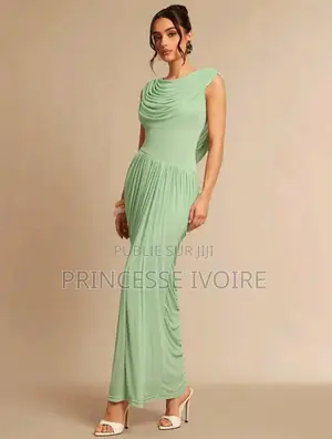 Robe Élégante Et Séduisante Avec Cape