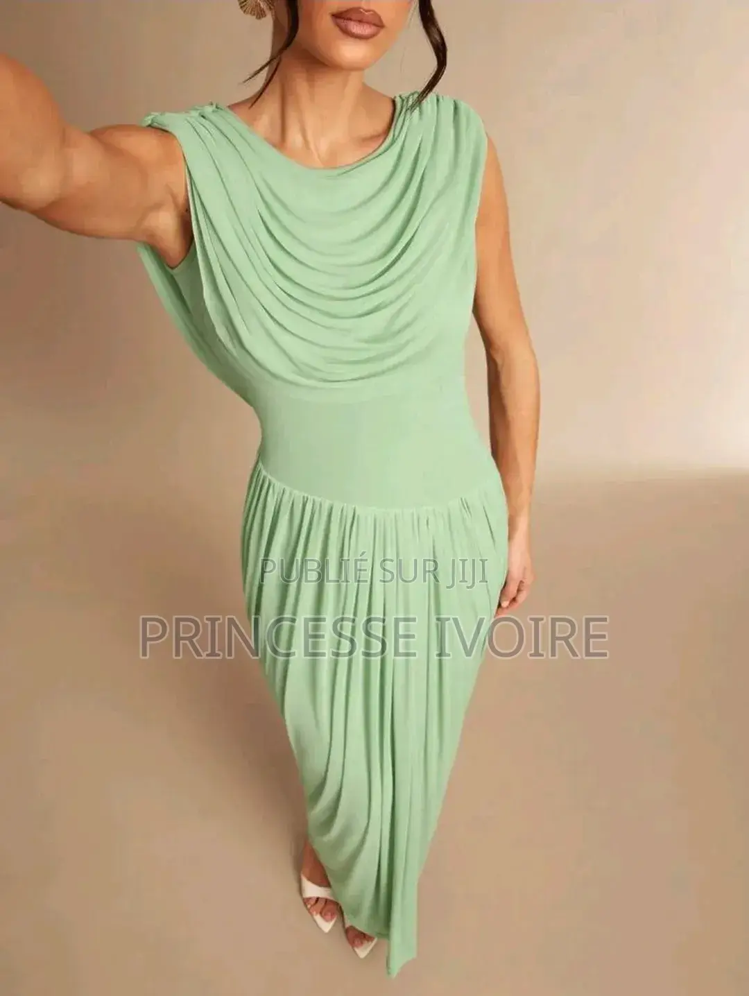 Robe Élégante Et Séduisante Avec Cape
