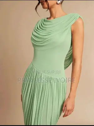 Robe Élégante Et Séduisante Avec Cape