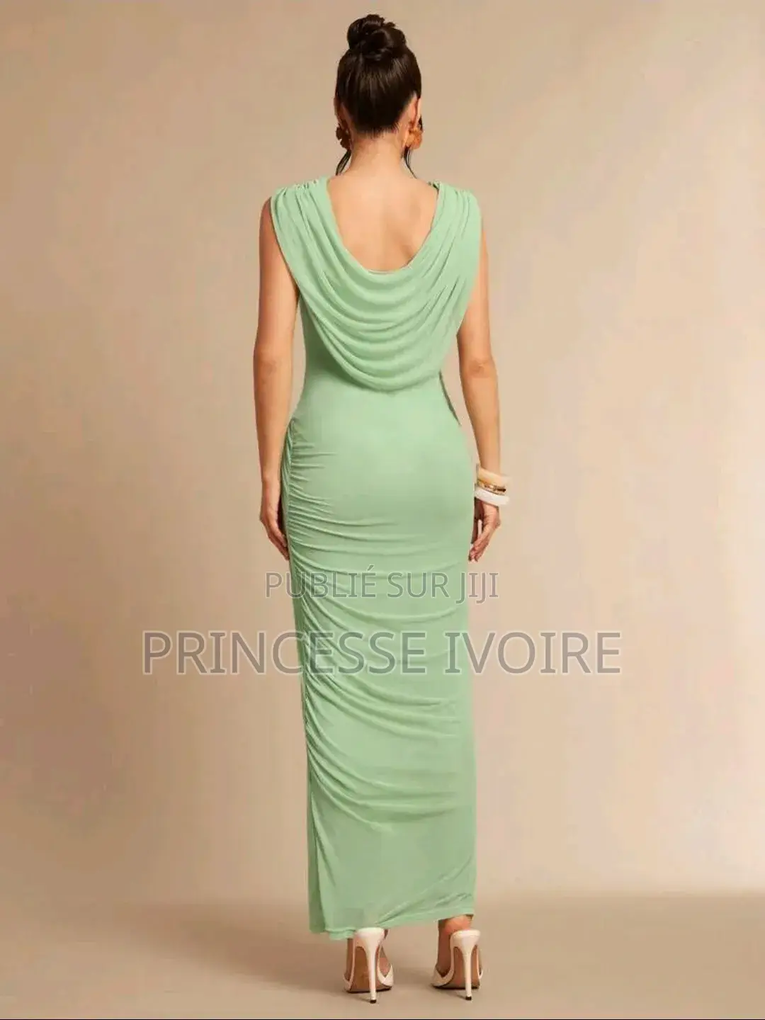 Robe Élégante Et Séduisante Avec Cape