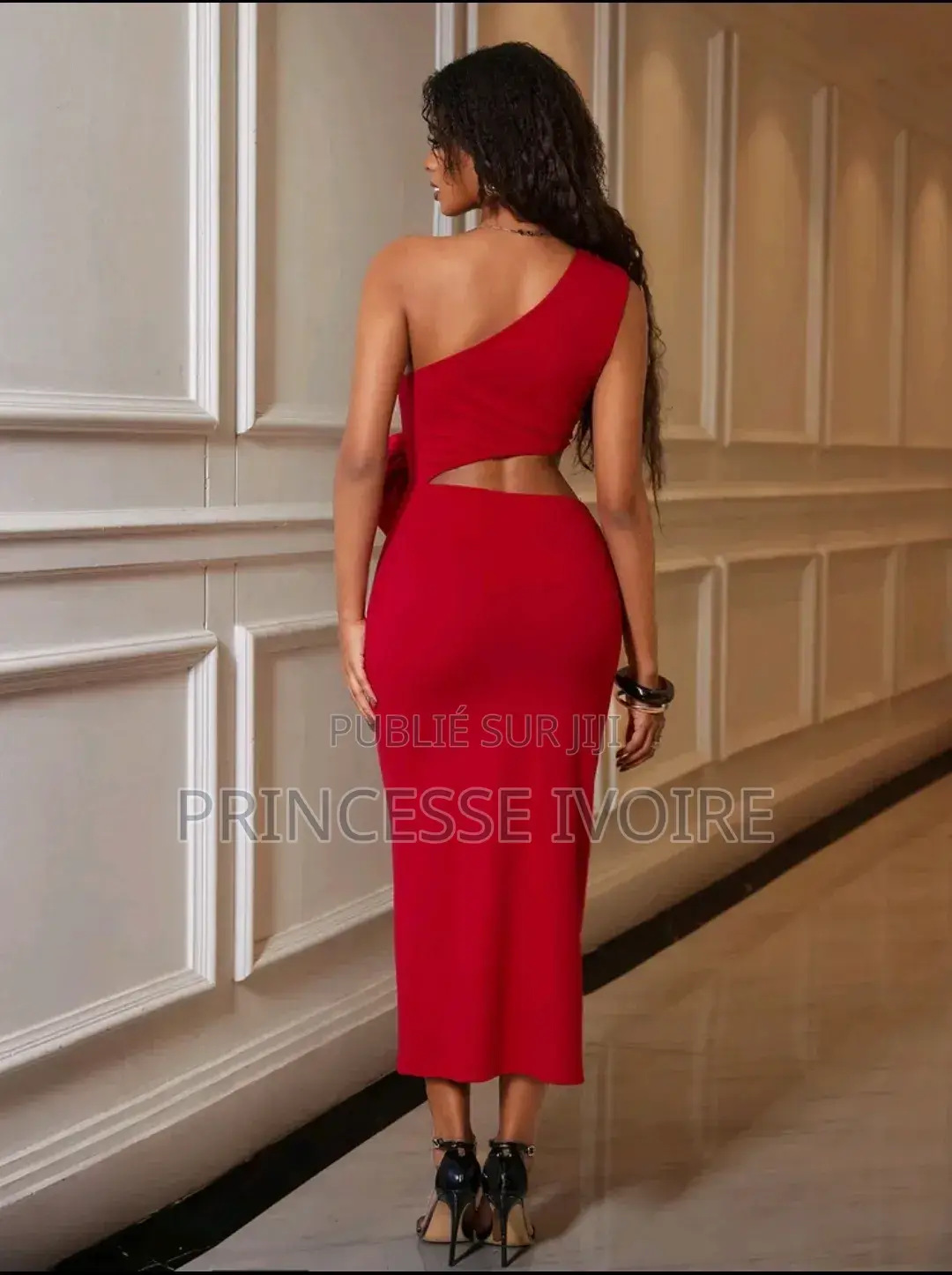 Robe Élégante À Une Épaule Avec Fleur