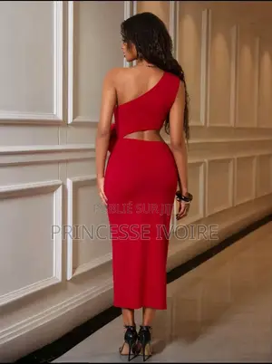Robe Élégante À Une Épaule Avec Fleur