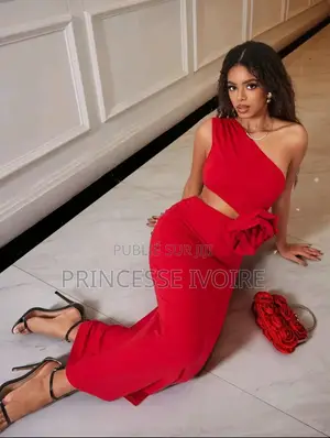 Robe Élégante À Une Épaule Avec Fleur