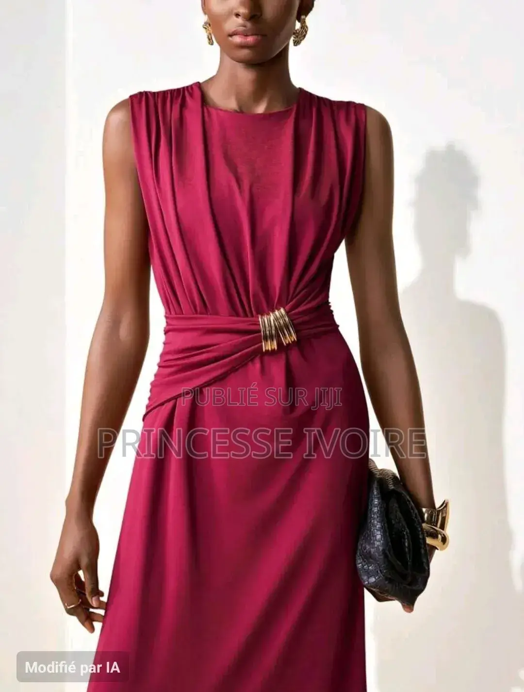 Robe Élégante, Taille Froncée Avec Encolure Metalique