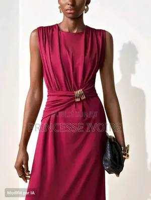 Robe Élégante, Taille Froncée Avec Encolure Metalique