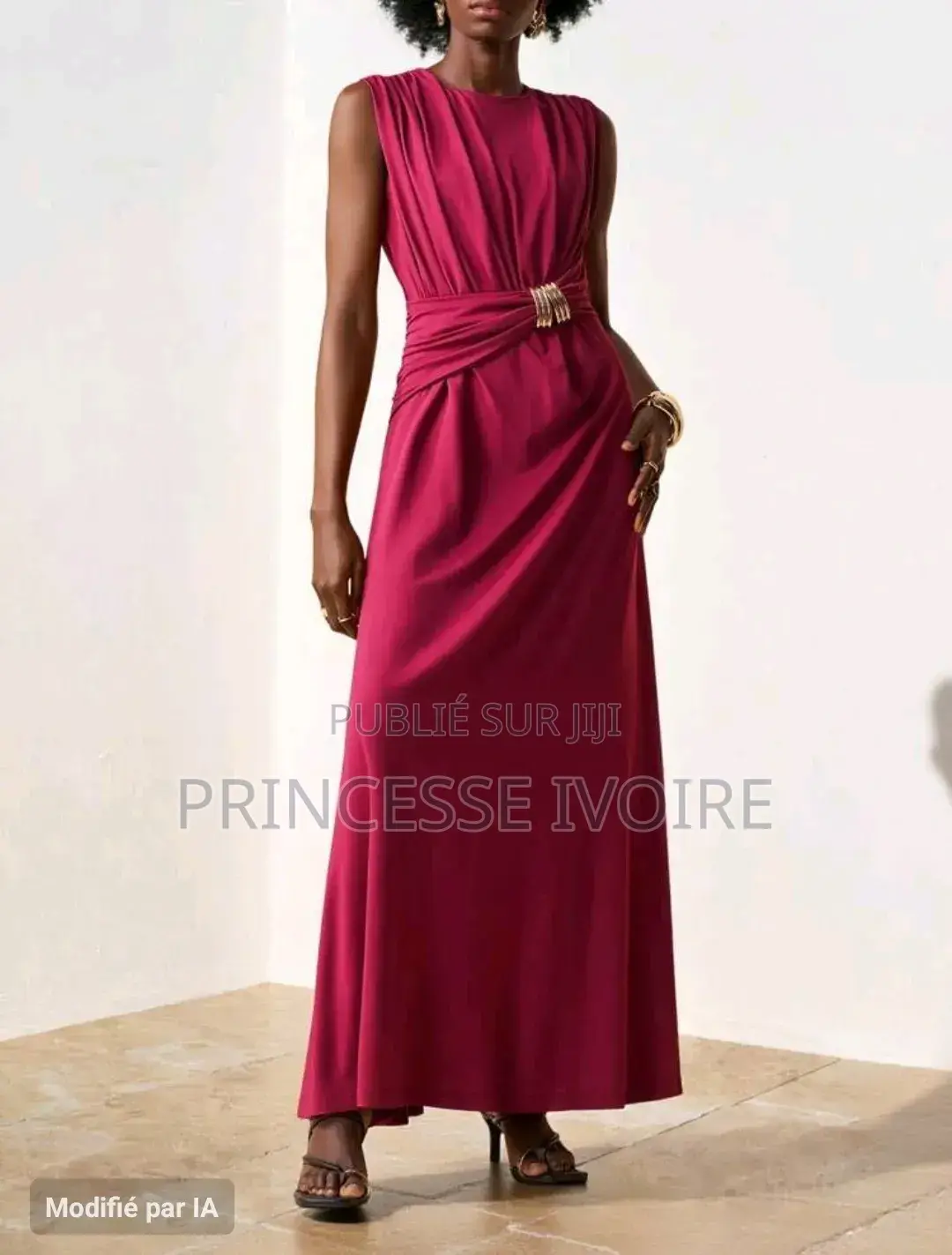Robe Élégante, Taille Froncée Avec Encolure Metalique