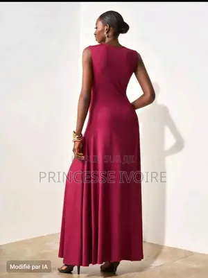 Robe Élégante, Taille Froncée Avec Encolure Metalique