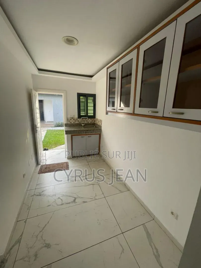 4chbre Villa dans Mona Immobilier, Cocody à Louer