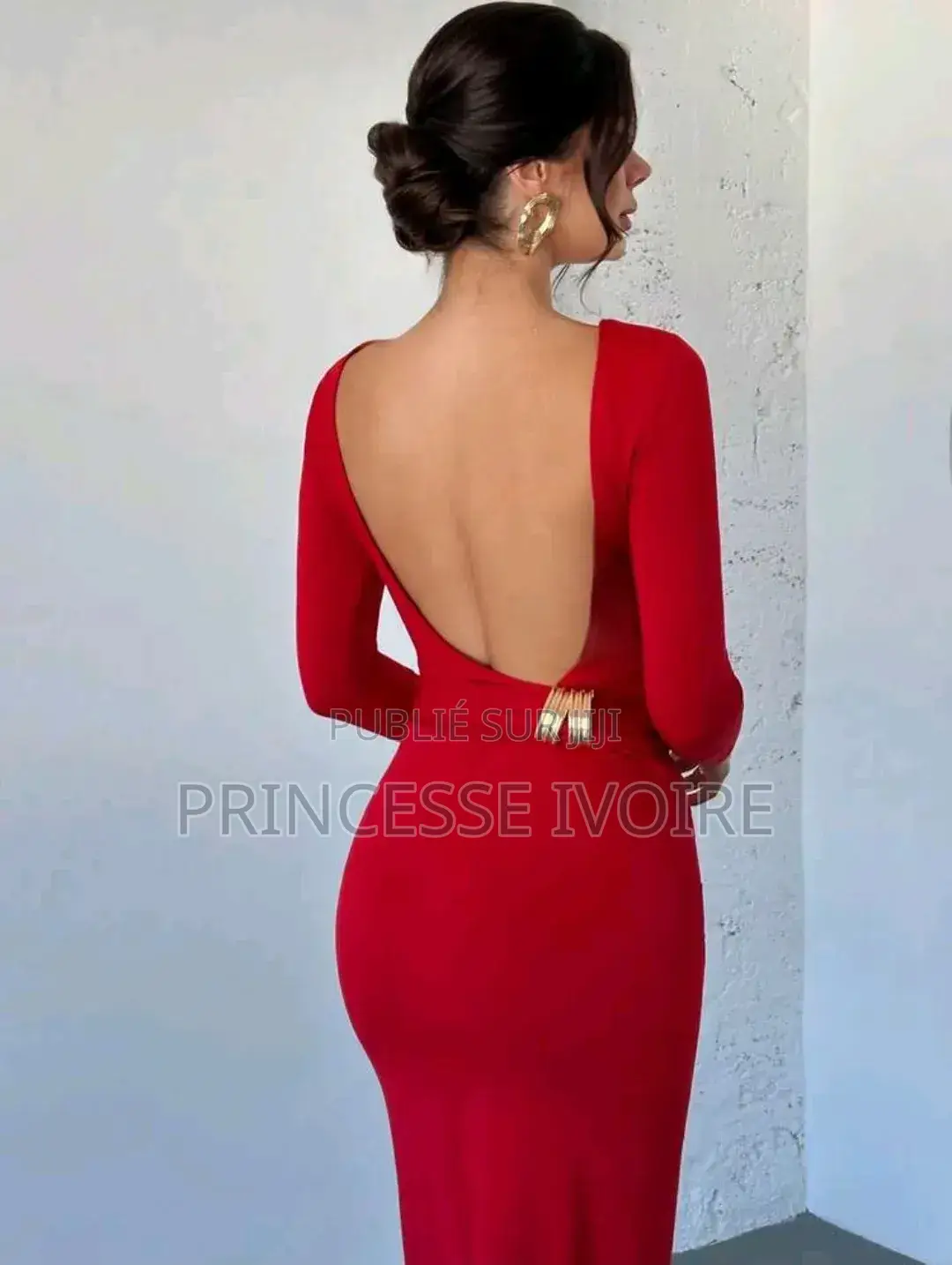 Robe Moulante Décolleté Dans Le Dos Avec Détail Métallique