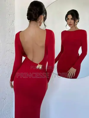 Robe Moulante Décolleté Dans Le Dos Avec Détail Métallique
