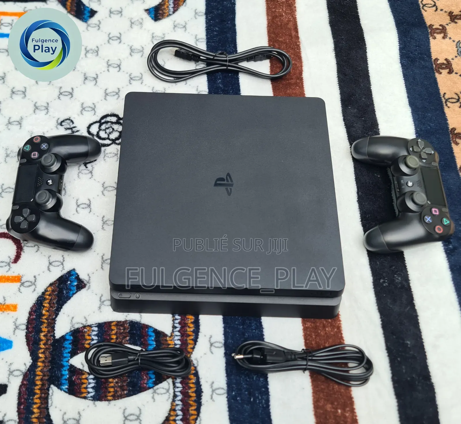 PS4 Slim en Vente Craquée Avec 15 Jeux Et Deux Manettes