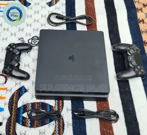 PS4 Slim en Vente Craquée Avec 15 Jeux Et Deux Manettes