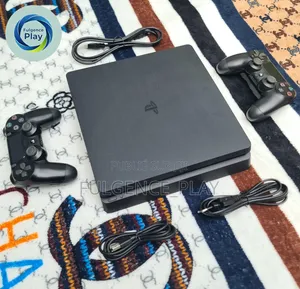 PS4 Slim en Vente Craquée Avec 15 Jeux Et Deux Manettes