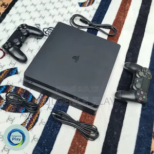 PS4 Slim en Vente Craquée Avec 15 Jeux Et Deux Manettes