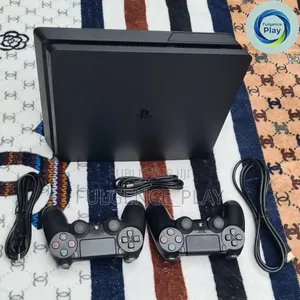 PS4 Slim en Vente Craquée Avec 15 Jeux Et Deux Manettes