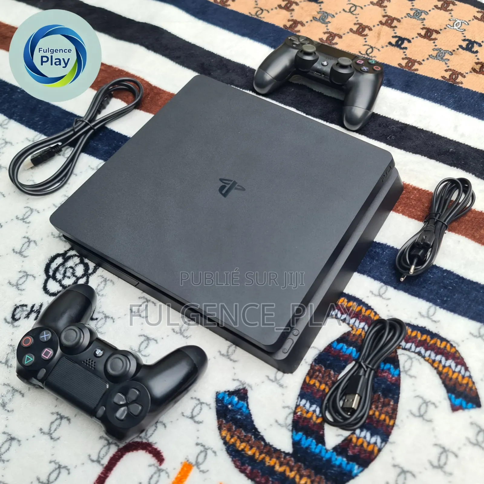 PS4 Slim en Vente Craquée Avec 15 Jeux Et Deux Manettes