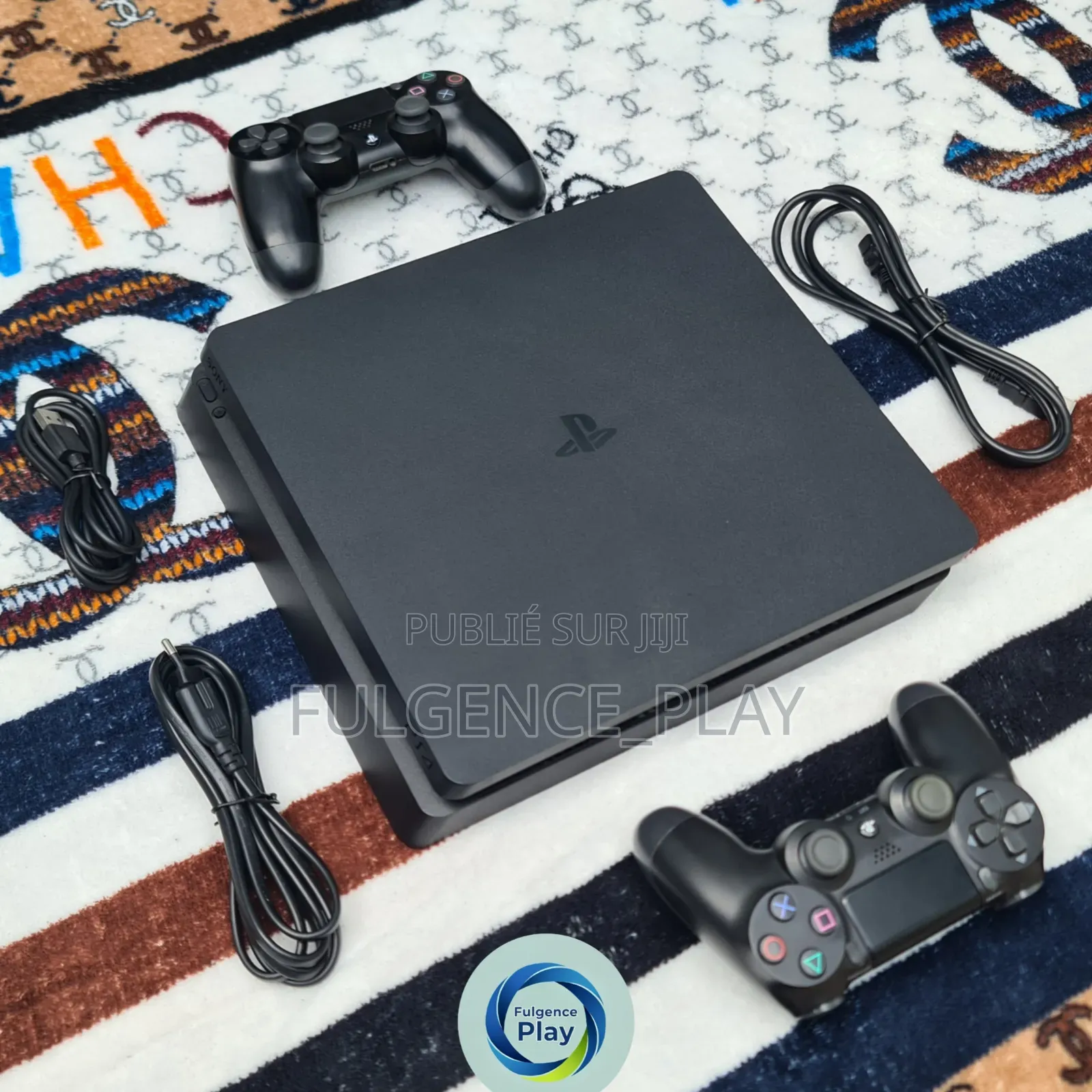 PS4 Slim en Vente Craquée Avec 15 Jeux Et Deux Manettes