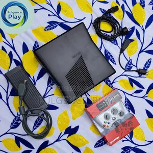 Xbox 360 en Vente Craquée Avec 14 Jeux Et Deux Manettes