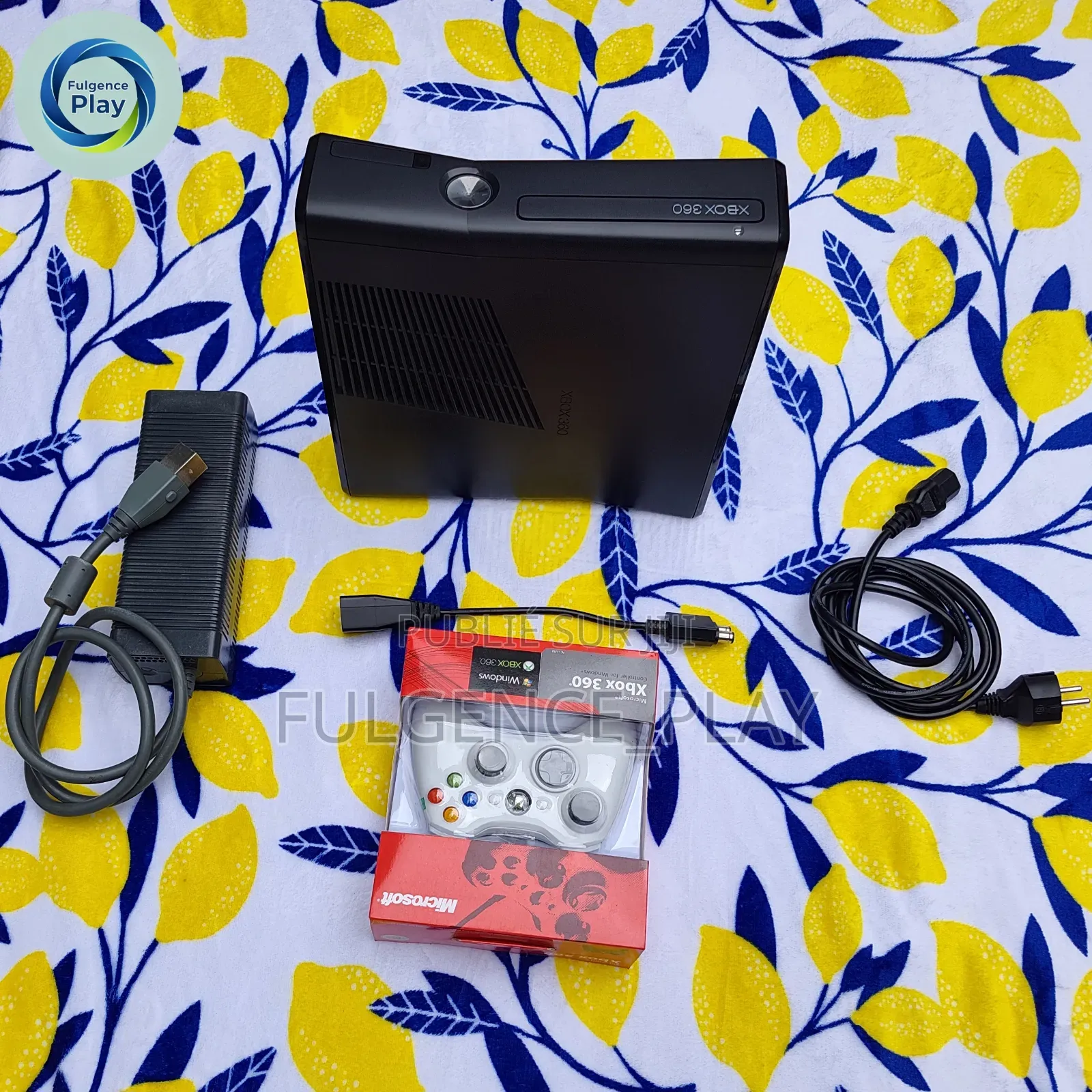 Xbox 360 en Vente Craquée Avec 14 Jeux Et Deux Manettes