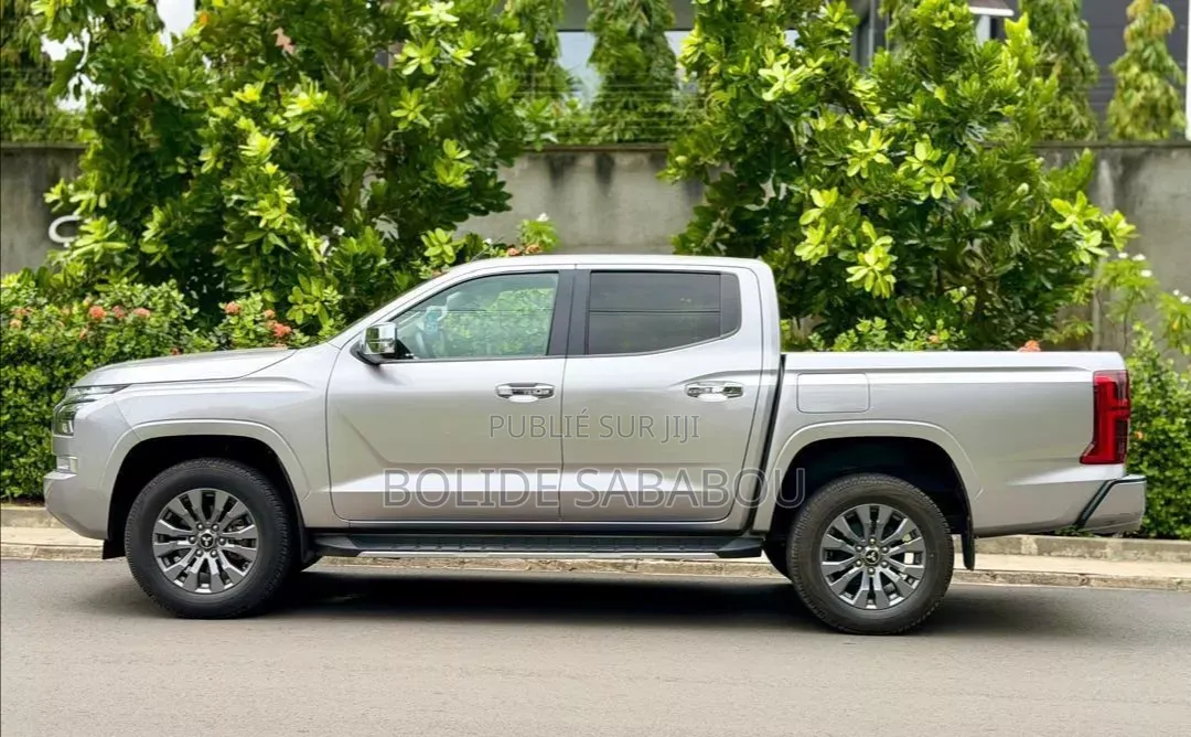 Nouveau Mitsubishi L200 2025 Gris