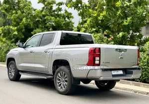 Nouveau Mitsubishi L200 2025 Gris