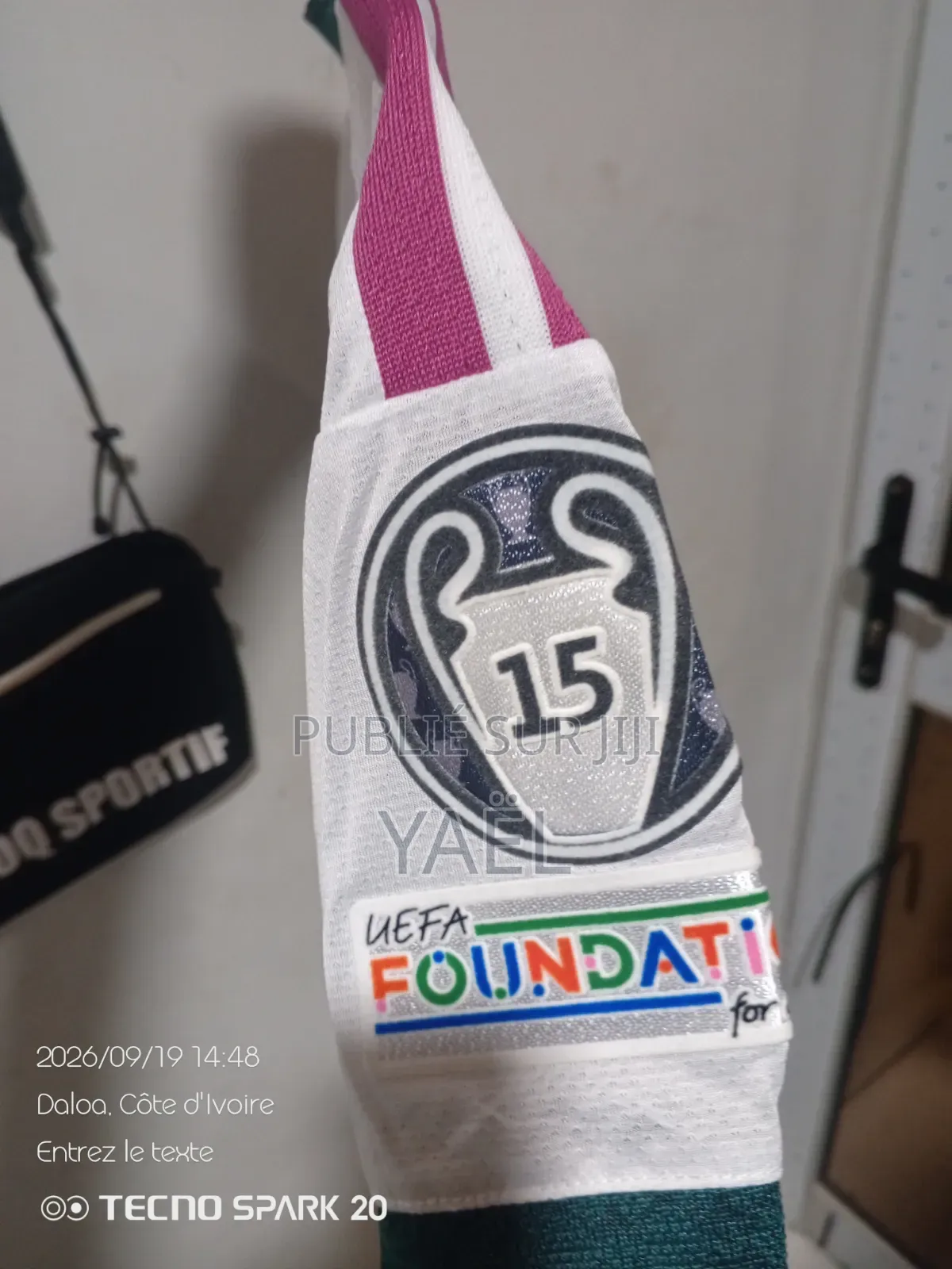 Maillot De Foot Du Real Madrid Original Logo Toujours Sous Blister