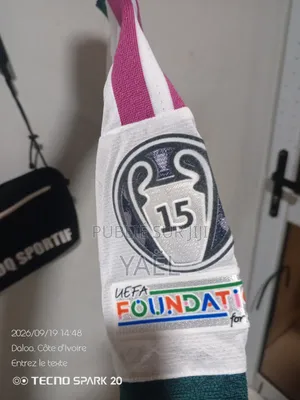 Maillot De Foot Du Real Madrid Original Logo Toujours Sous Blister