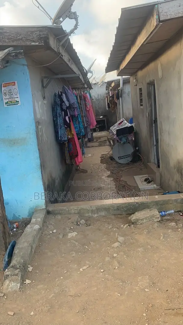 1chbre Chambre et salon dans Beraka Corporation, Bingerville à Vendre