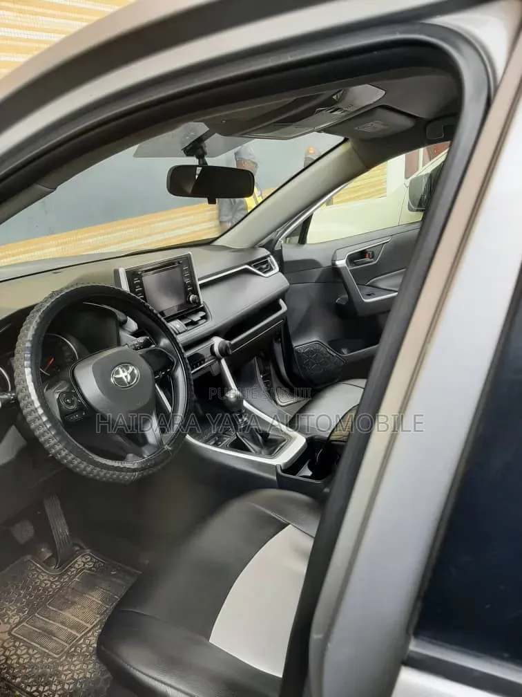 Toyota RAV4 XLE 2022 Gris
