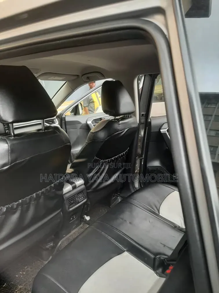 Toyota RAV4 XLE 2022 Gris