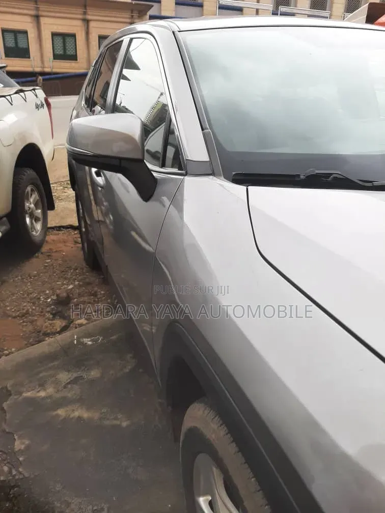 Toyota RAV4 XLE 2022 Gris