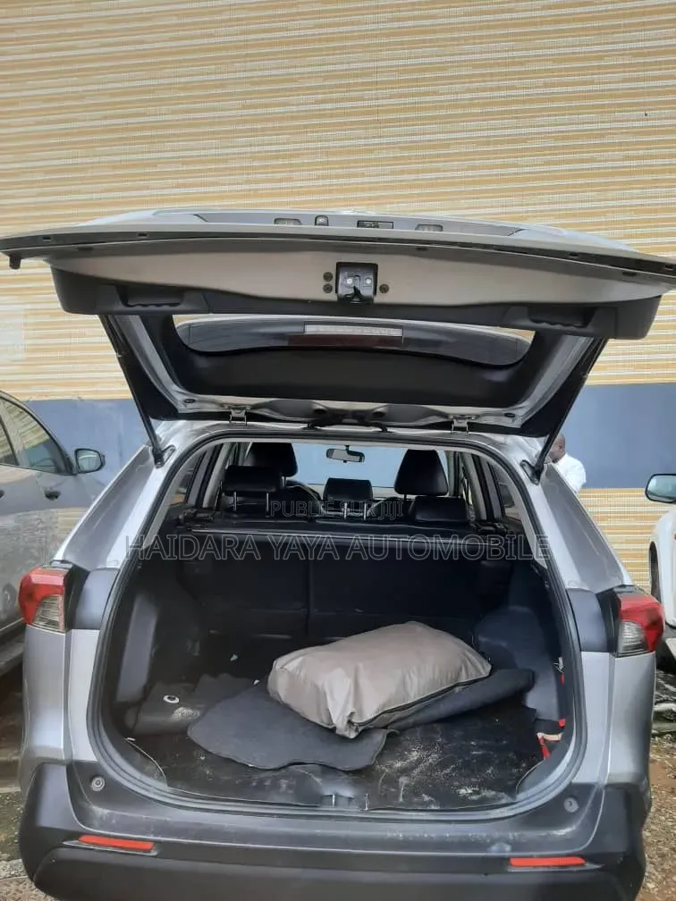 Toyota RAV4 XLE 2022 Gris