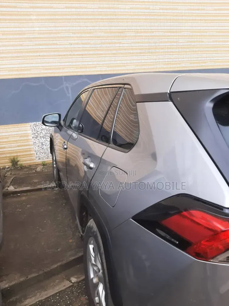 Toyota RAV4 XLE 2022 Gris