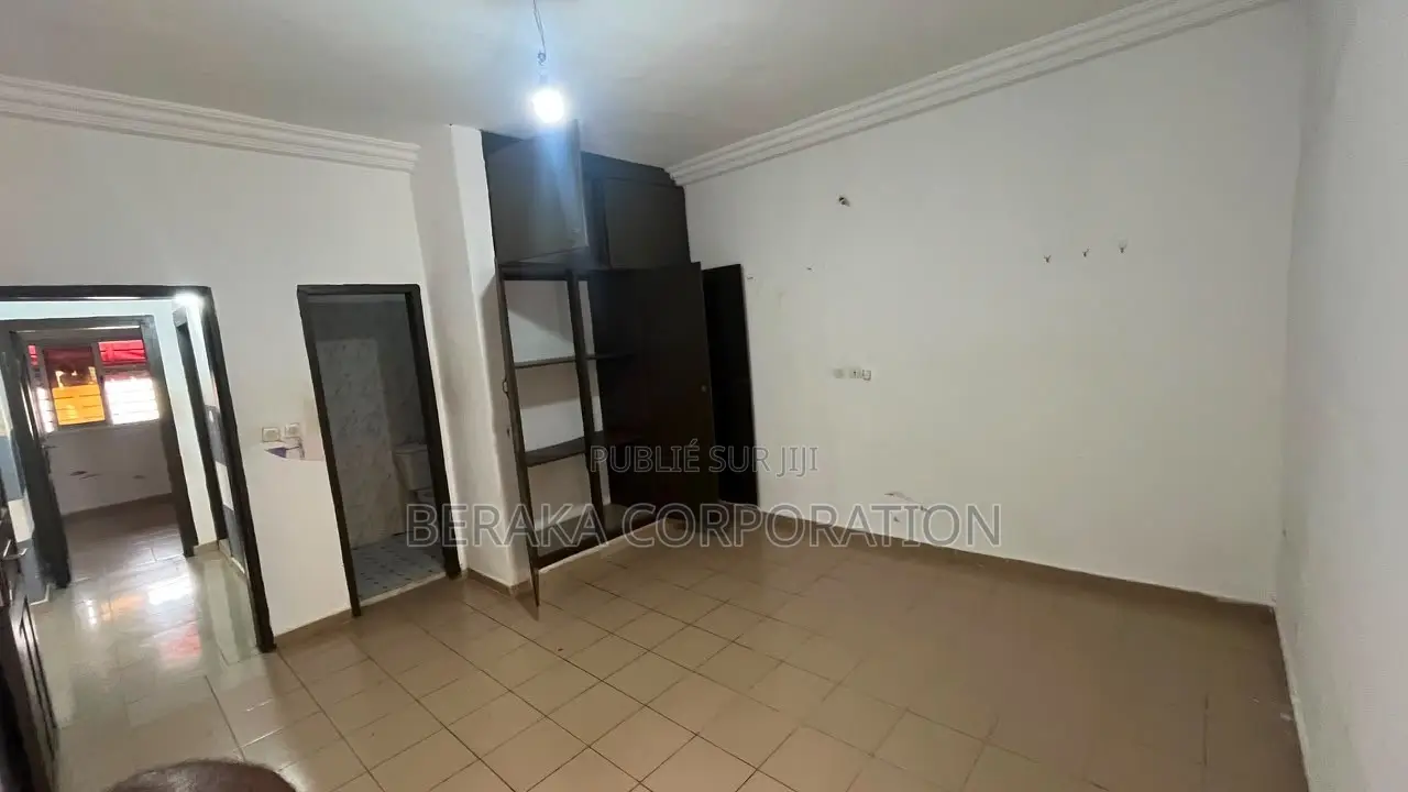 2chbre Appartement dans Beraka Corporation, Cocody à Louer