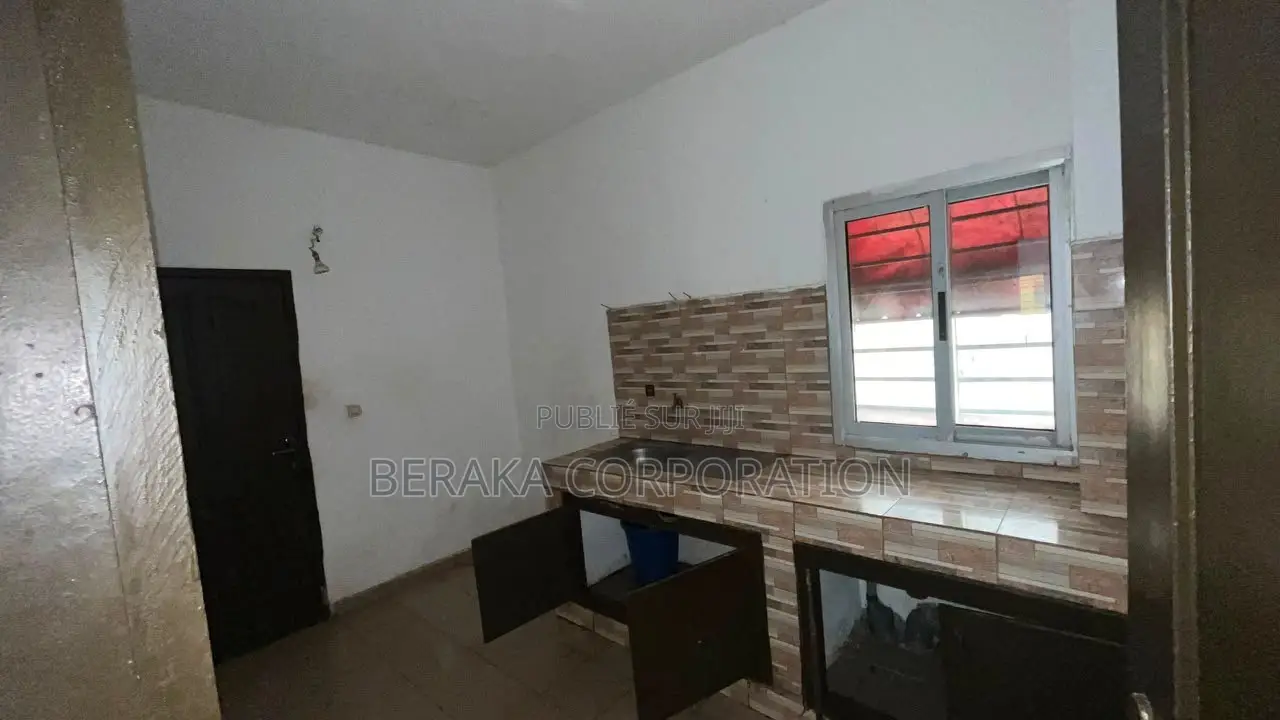 2chbre Appartement dans Beraka Corporation, Cocody à Louer