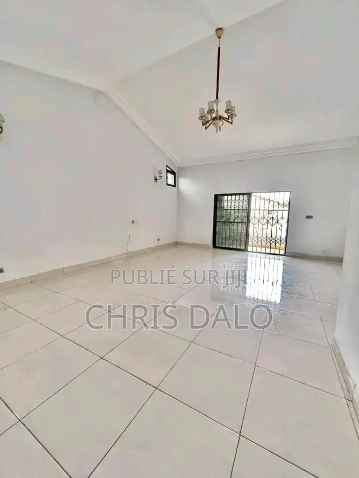 6chbre Duplex dans Achy, Cocody à Louer