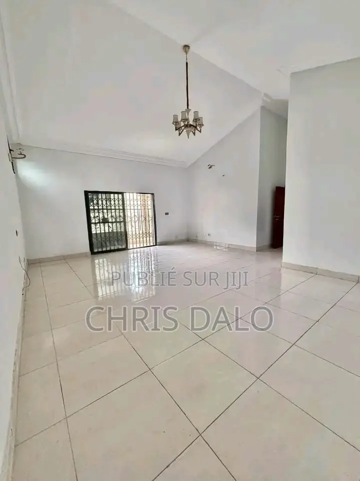 6chbre Duplex dans Achy, Cocody à Louer