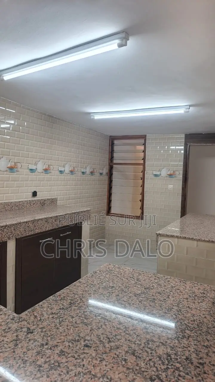 7chbre Duplex dans Sang, Cocody à Louer