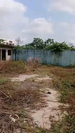 Vente D’un Superbe Terrain Au Château.40 Eme