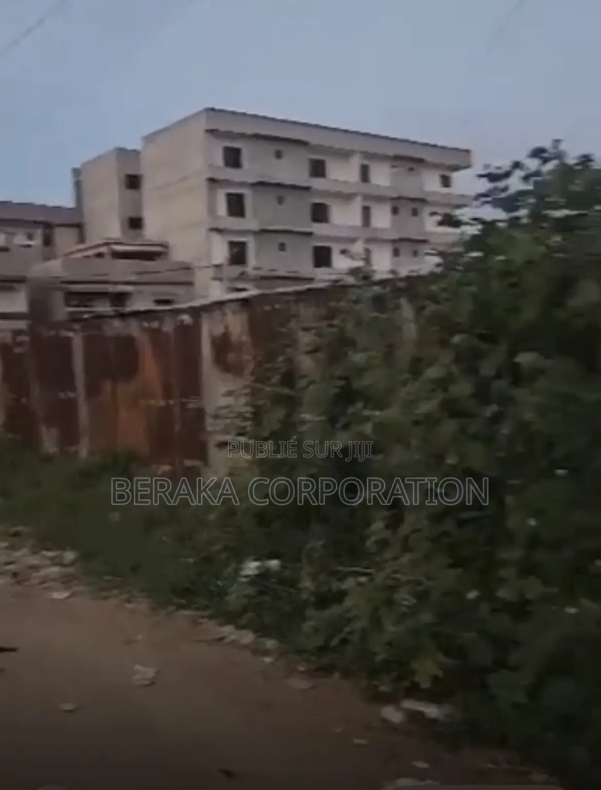 *TERRAIN À VENDRE – ANGRÉ DJÔROBITE 2* Belle Parcelle en Plein Q