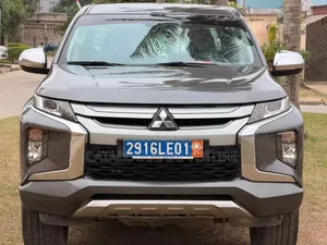 Mitsubishi L200 2022 Gris