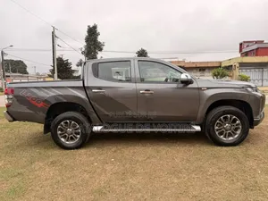 Mitsubishi L200 2022 Gris